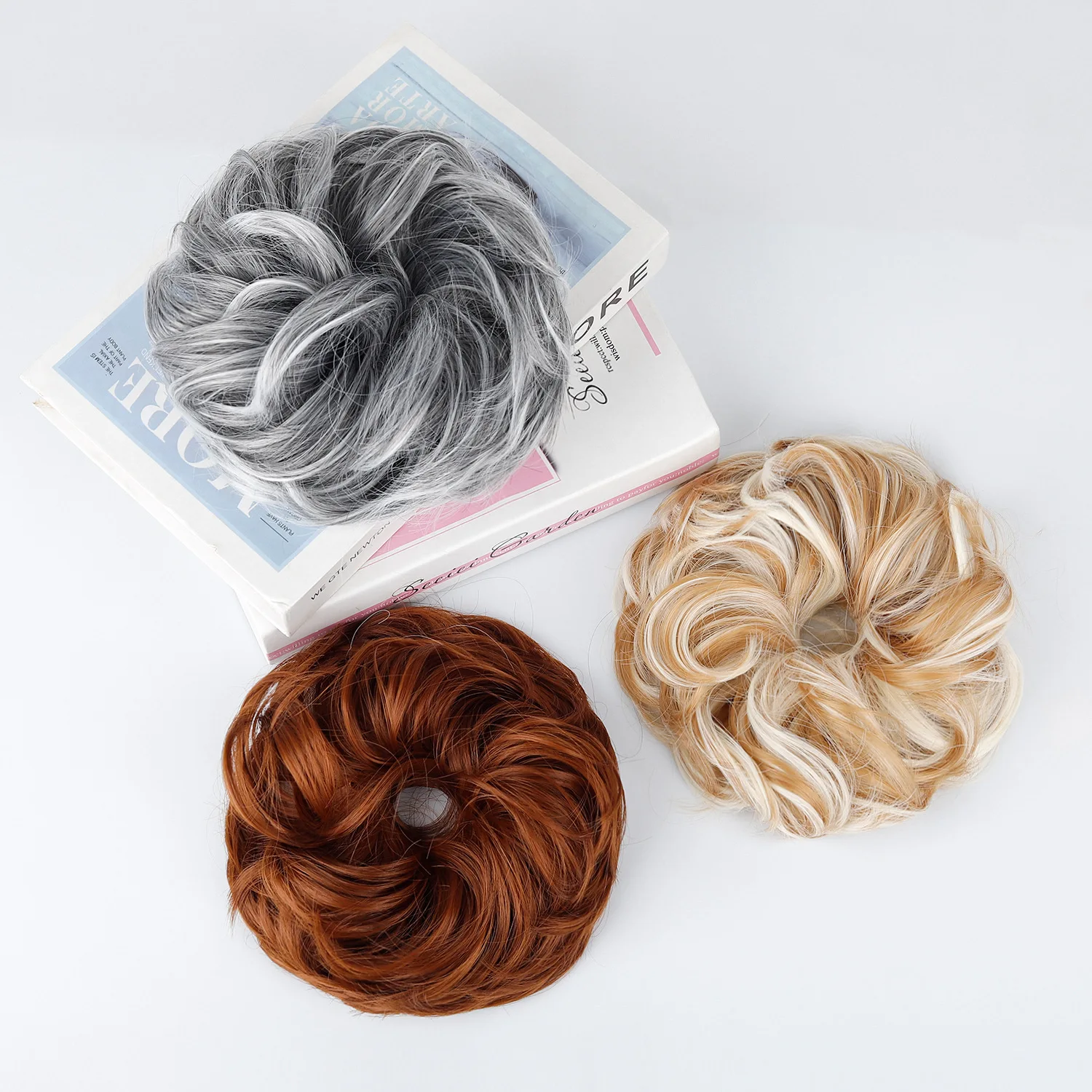 세련된 컬리 웨이브 스타일의 자연스러운 번 헤어피스,  - Claw Clip Messy Bun Hair Piece 리뷰 및 가격