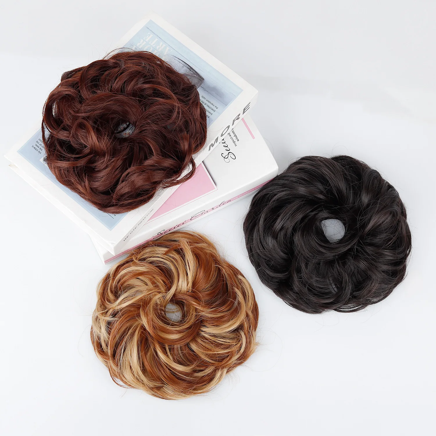세련된 컬리 웨이브 스타일의 자연스러운 번 헤어피스,  - Claw Clip Messy Bun Hair Piece 리뷰 및 가격